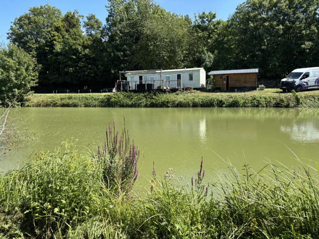 Mobil-home face à l'étang