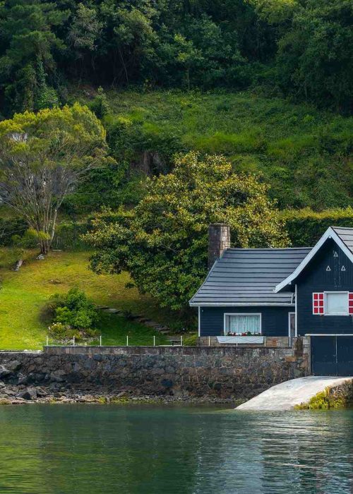 a-beautiful-green-house-by-the-sea-in-urdaibai-a-2023-11-27-04-59-16-8TVL7HM.jpg